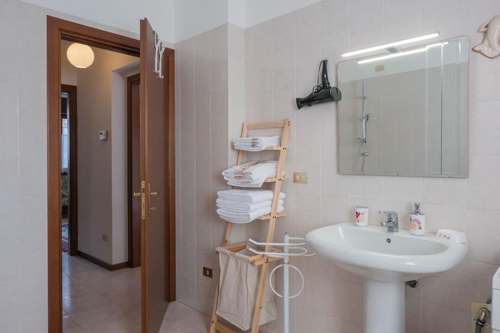 Le Rose Apartment Venegono Superiore ภายนอก รูปภาพ